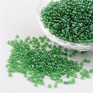 2 mm. skinnende, grønne glasperler, 50 g = 6,6 m.